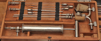 Большой старинный набор медицинских инструментов врача-хирурга в деревянном кейсе, компания «Дом Шарьер Коллен», Париж, Франция, г. Париж, 1900-й г.