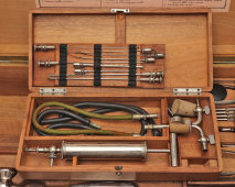 Большой старинный набор медицинских инструментов врача-хирурга в деревянном кейсе, компания «Дом Шарьер Коллен», Париж, Франция, г. Париж, 1900-й г.