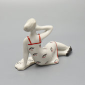 Статуэтка «Девушка с книгой» (На отдыхе), скульптор С. И. Вайнштейн-Машурина (Асерьянц), фарфор, Сысертский завод, 1960-70 гг.