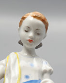 Статуэтка «Дежурная» (Юная помощница), скульптор Столбова Г. С., фарфор ЛФЗ, 1950-60 гг.