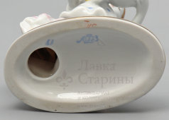Статуэтка «Дежурная» (Юная помощница), скульптор Столбова Г. С., фарфор ЛФЗ, 1950-60 гг.