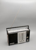 Сетевой транзисторный переносной радиоприемник «Рига — 104» с ДВ, СВ, КВ и УКВ диапазонами, Рига, СССР, 1970-е