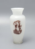 Настольная декоративная ваза «Летний сад», молочное стекло, ЛЗХС, 1950-е