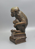 Старинная кабинетная скульптура «Обезьяна на книгах», бронза, Европа, кон. 19 в.