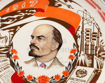 Юбилейная декоративная тарелка «1917–1977. 60 лет Великого Октября», автор Шевченко А. Г., Коростень, 1977 г.