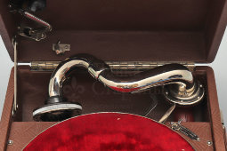 Патефон чемоданного типа в коричневом цвете, модель МГ-3, артель «Граммофон», г. Ленинград, Цетрпромсовет СССР, 1954-55 гг.