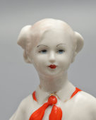 Статуэтка «Юная скрипачка-пионерка», скульптор Федорова Т. А., фабрика «Красный фарфорист» в Чудово, 1959 г.