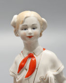 Статуэтка «Юная пионерка-скрипачка», скульптор Федорова Т. А., фабрика «Красный фарфорист» в Чудово, 1957 г.