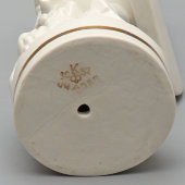 Статуэтка «Юная пионерка-скрипачка», скульптор Федорова Т. А., фабрика «Красный фарфорист» в Чудово, 1957 г.