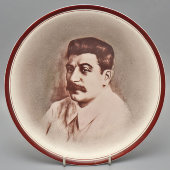 Настенная декоративная агитационная тарелка «И. В. Сталин», фаянс, Кировский фаянсовый завод, 1936-40 гг.