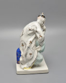 Комплект статуэток «Танцовщик П. А. Гусев в партии хана Гирея и балерина В. П. Васильева в партии Марии​ в балете «Бахчисарайский фонтан», скульптор Киселев А. А., фарфор,​ ЛЗФИ, 1956-67 гг.