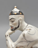 Комплект статуэток «Танцовщик П. А. Гусев в партии хана Гирея и балерина В. П. Васильева в партии Марии​ в балете «Бахчисарайский фонтан», скульптор Киселев А. А., фарфор,​ ЛЗФИ, 1956-67 гг.