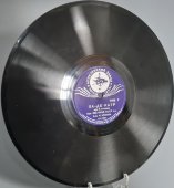 Советская винтажная пластинка 78 оборотов для граммофона с песнями В. Агапкина: «Па-де-карт» и «Мазурка».