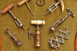 Коллекция из 17 старинных штопоров в антикварной раме, подарок ценителю вина или виноделу, Европа, кон. 19, нач. 20 вв.