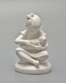 Статуэтка «Девочка с куклой» (Колыбельная), скульптор Столбова Г. С., бисквит, ЛФЗ, 1950-е