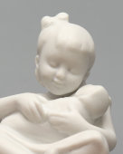 Статуэтка «Девочка с куклой» (Колыбельная), скульптор Столбова Г. С., бисквит, ЛФЗ, 1950-е