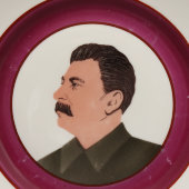 Агитационная фарфоровая тарелка «Иосиф Сталин», фабрика «Красный фарфорист» в Чудово, 1935-37 гг.