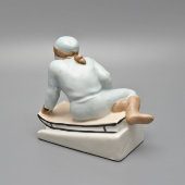 Статуэтка «Мальчик на санках», скульптор Марчук Р. А., Городницкий фарфоровый завод, 1940-е