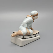 Статуэтка «Мальчик на санках», скульптор Марчук Р. А., Городницкий фарфоровый завод, 1940-е