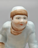 Статуэтка «Мальчик на санках», скульптор Марчук Р. А., Городницкий фарфоровый завод, 1940-е