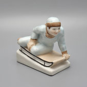 Статуэтка «Мальчик на санках», скульптор Марчук Р. А., Городницкий фарфоровый завод, 1940-е