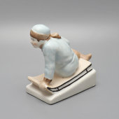 Статуэтка «Мальчик на санках», скульптор Марчук Р. А., Городницкий фарфоровый завод, 1940-е