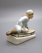 Фарфоровая статуэтка СССР «Мальчик на санках», Украина, Городница, 1940-е