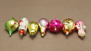 Набор советских ёлочных игрушек «В гостях у Деда Мороза», стекло, 1970-80 гг.