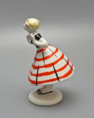 Фигурка «Сплетница в очках и полосатой юбке» (Склочница) из композиции «Разговор», скульпторы Дегтярев А. В.,​ Сморгон Л. Н., фарфор, ЛЗФИ, 1950-60 гг.