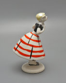 Фигурка «Сплетница в очках и полосатой юбке» (Склочница) из композиции «Разговор», скульпторы Дегтярев А. В.,​ Сморгон Л. Н., фарфор, ЛЗФИ, 1950-60 гг.