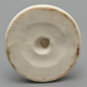 Фигурка «Сплетница в очках и полосатой юбке» (Склочница) из композиции «Разговор», скульпторы Дегтярев А. В.,​ Сморгон Л. Н., фарфор, ЛЗФИ, 1950-60 гг.