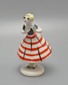 Фигурка «Сплетница в очках и полосатой юбке» (Склочница) из композиции «Разговор», скульпторы Дегтярев А. В.,​ Сморгон Л. Н., фарфор, ЛЗФИ, 1950-60 гг.