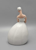 Статуэтка «Дебют», скульптор Жникруп О. Л., фарфор, Киевский ЭКХЗ, 1955-62 гг.