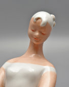 Статуэтка «Дебют», скульптор Жникруп О. Л., фарфор, Киевский ЭКХЗ, 1955-62 гг.