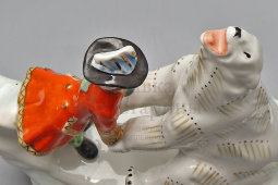 Статуэтка «Барон Мюнхгаузен с белым медведем», скульптор Андрианова Т. В., фарфор, Вербилки, 1950-60 гг.