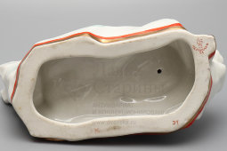 Статуэтка «Барон Мюнхгаузен с белым медведем», скульптор Андрианова Т. В., фарфор, Вербилки, 1950-60 гг.