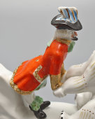 Статуэтка «Барон Мюнхгаузен с белым медведем», скульптор Андрианова Т. В., фарфор, Вербилки, 1950-60 гг.