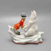 Статуэтка «Барон Мюнхгаузен с белым медведем», скульптор Андрианова Т. В., фарфор, Вербилки, 1950-60 гг.