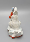 Статуэтка «Барон Мюнхгаузен с белым медведем», скульптор Андрианова Т. В., фарфор, Вербилки, 1950-60 гг.