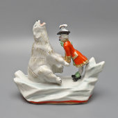Статуэтка «Барон Мюнхгаузен с белым медведем», скульптор Андрианова Т. В., фарфор, Вербилки, 1950-60 гг.