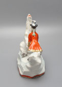 Статуэтка «Барон Мюнхгаузен с белым медведем», скульптор Андрианова Т. В., фарфор, Вербилки, 1950-60 гг.