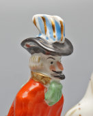 Статуэтка «Барон Мюнхгаузен с белым медведем», скульптор Андрианова Т. В., фарфор, Вербилки, 1950-60 гг.