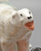 Статуэтка «Барон Мюнхгаузен с белым медведем», скульптор Андрианова Т. В., фарфор, Вербилки, 1950-60 гг.