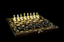 Подарочные шахматы «Готика», мореный дуб, янтарь, мануфактура «Емельянов и сыновья»