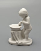 Статуэтка «Умывание» (Девочка с тазиком), скульптор Столбова Г. С., серия «Счастливое детство», бисквит, ЛФЗ, 1950-60 гг.
