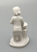 Статуэтка «Умывание» (Девочка с тазиком), скульптор Столбова Г. С., серия «Счастливое детство», бисквит, ЛФЗ, 1950-60 гг.