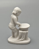 Статуэтка «Умывание» (Девочка с тазиком), скульптор Столбова Г. С., серия «Счастливое детство», бисквит, ЛФЗ, 1950-60 гг.
