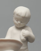Статуэтка «Умывание» (Девочка с тазиком), скульптор Столбова Г. С., серия «Счастливое детство», бисквит, ЛФЗ, 1950-60 гг.
