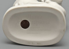 Статуэтка «Умывание» (Девочка с тазиком), скульптор Столбова Г. С., серия «Счастливое детство», бисквит, ЛФЗ, 1950-60 гг.