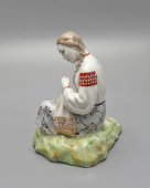 Статуэтка «Вышивальщица», скульптор Щербина В. И., Киевский ЭКХЗ, 1955-62 гг.